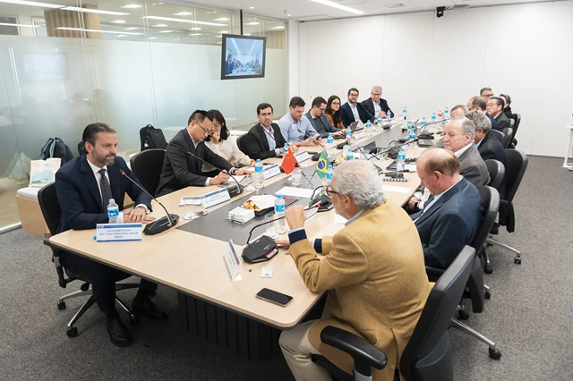 Seminário contou com a presidente da Abipeças e do Sindipeças, Cláudio Sahad, a presidente da BYD Brasil, Tyler Li e o vice-Presidente Sênior e Head Comercial e de Marketing da BYD Auto Brasil, Alexandre Baldy (Foto: Divulgação BYD) Seminário contou com a presidente da Abipeças e do Sindipeças, Cláudio Sahad, a presidente da BYD Brasil, Tyler Li e o vice-Presidente Sênior e Head Comercial e de Marketing da BYD Auto Brasil, Alexandre Baldy (Foto: Divulgação BYD)