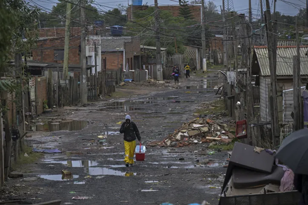 Enchentes no Rio Grande do Sul também são consequências das mudanças climáticas (Foto: NELSON ALMEIDA/AFP)