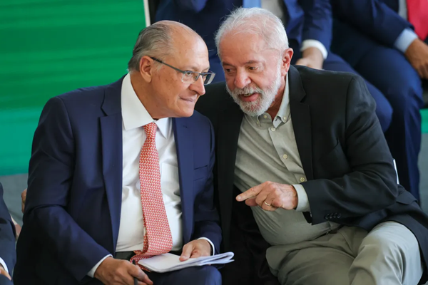 Presidente Luiz Inácio Lula da Silva (PT) e o vice-presidente e ministro de Desenvolvimento, Indústria, Comércio e Serviços, Geraldo Alckmin (PSB) (Foto: Fabio Rodrigues-Pozzebom/Agência Brasil) Presidente Luiz Inácio Lula da Silva (PT) e o vice-presidente e ministro de Desenvolvimento, Indústria, Comércio e Serviços, Geraldo Alckmin (PSB) (Foto: Fabio Rodrigues-Pozzebom/Agência Brasil)