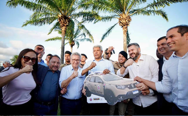 Camaçari foi um dos municípios contemplados e esteve representado no evento pelo prefeito Luiz Caetano (PT), a deputada federal Ivoneide Caetano (PT) e o comandante do 12º Batalhão de Polícia Militar (12º BPM), Tenente-coronel Roberto Pinto de Castro (Foto: Reprodução/Instagram @oficialcaetano) Camaçari foi um dos municípios contemplados e esteve representado no evento pelo prefeito Luiz Caetano (PT), a deputada federal Ivoneide Caetano (PT) e o comandante do 12º Batalhão de Polícia Militar (12º BPM), Tenente-coronel Roberto Pinto de Castro (Foto: Reprodução/Instagram @oficialcaetano)
