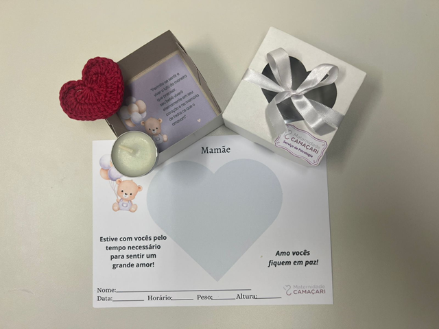 Caixinha é entregue à família com pequenos elementos que representam o bebê (Foto: Divulgação) Caixinha é entregue à família com pequenos elementos que representam o bebê (Foto: Divulgação)