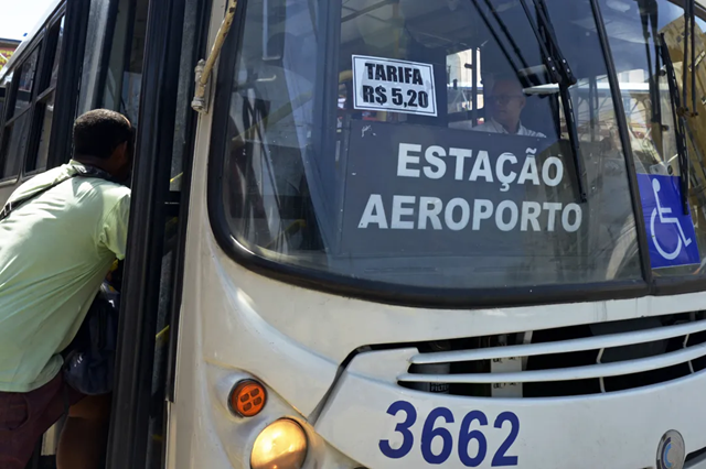 Ponto de ônibus em Lauro de Freitas (Foto: Shirley Stolze/Ag. A TARDE) Ponto de ônibus em Lauro de Freitas (Foto: Shirley Stolze/Ag. A TARDE)
