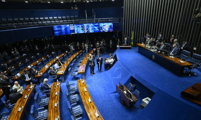 Senadores durante votação do projeto que mantém isenção de IR para quem ganha até R$ 2 mil (© Edilson Rodrigues/Agência Senado)