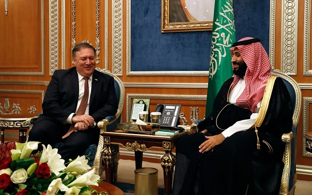 O secretário de Estado dos EUA, Mike Pompeo, durante encontro com o príncipe herdeiro Mohamed bin Salman, em Riad, na Arábia Saudita, na terça-feira (16) (Foto: Leah Millis | Pool | AFP) O secretário de Estado dos EUA, Mike Pompeo, durante encontro com o príncipe herdeiro Mohamed bin Salman, em Riad, na Arábia Saudita, na terça-feira (16) (Foto: Leah Millis | Pool | AFP)