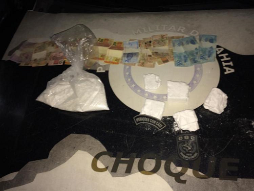 Além da cocaína, a polícia apreendeu R$ 1 mil em espécie com os suspeitos (Foto: Divulgação) Além da cocaína, a polícia apreendeu R$ 1 mil em espécie com os suspeitos (Foto: Divulgação)