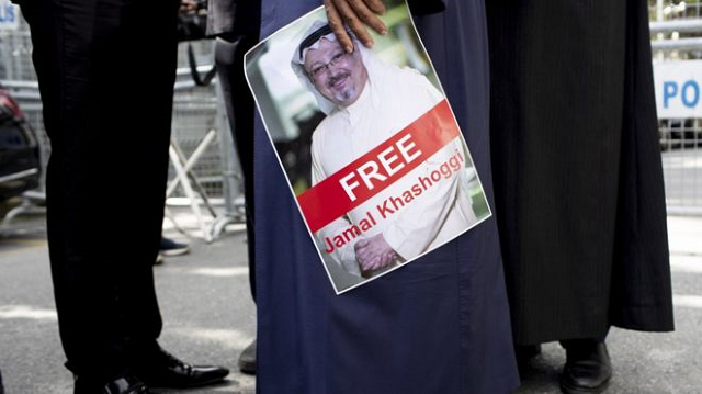 Manifestante segura cartaz com imagem de Khashoggi; regime saudita agora admite que ele está morto (Foto: Reprodução)