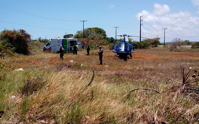 Helicóptero do Graer no local do acidente para transportar a vítima do capotamento na Bahia (Foto: German Maldonado | TV Bahia)