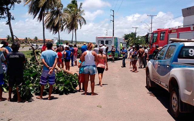 Populares se aproximaram do local do acidente na BA-099, na Bahia (Foto: Rildo de Jesus | TV Bahia)