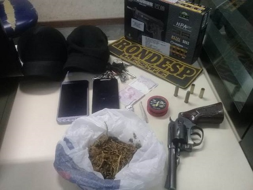 No carro, foi localizado um revólver calibre 38, com duas munições deflagradas e outras duas intactas, além de um saco branco com maconha e celulares (Foto: Divulgação) No carro, foi localizado um revólver calibre 38, com duas munições deflagradas e outras duas intactas, além de um saco branco com maconha e celulares (Foto: Divulgação)