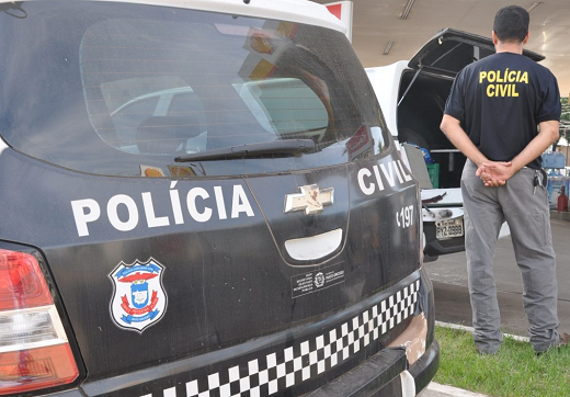 Com ele foi encontrada uma pistola calibre 40, com 12 munições, e timbre da Polícia Civil (Foto: Reprodução)