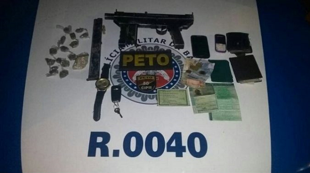 Militares fizeram uma busca minuciosa e encontraram a submetralhadora calibre 9mm, carregador, munições, uma capa de colete balístico, 15 trouxas de maconha, uma pedra de crack e celulares (Foto: Reprodução) Militares fizeram uma busca minuciosa e encontraram a submetralhadora calibre 9mm, carregador, munições, uma capa de colete balístico, 15 trouxas de maconha, uma pedra de crack e celulares (Foto: Reprodução)