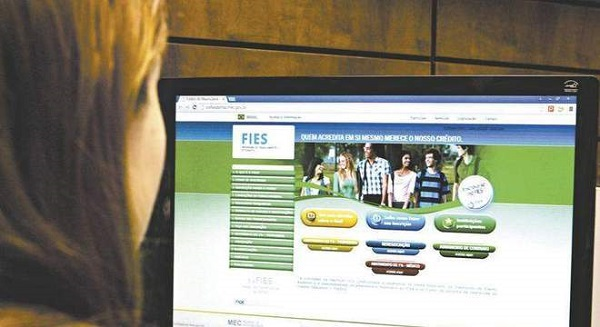 Aproximadamente 50 mil estudantes assinaram contratos do Novo FIES no primeiro semestre de 2018 e devem realizar o aditamento (Foto: Reprodução) 