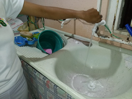 Dona Tatiane, feliz pelo retorno da água à suas torneiras (Foto: Redação | CFF)