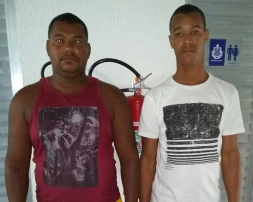 José do Carmo de Jesus Reis (Camisa vermelha) Maurício Ferreira Cavalcante ( Camisa branca) acusados de tentar estuprar duas mulheres, além de jogar dois homens no mar (Foto - Divulgação | Ascom Polícia Civil)