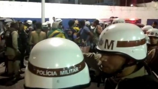 Segundo informações da Secretaria da Segurança Pública (SSP), o policial militar Manoel Landulfo Sampaio discutiu com um ambulante e sacou uma arma, atirando contra quem estava no local (Foto: Reprodução) Segundo informações da Secretaria da Segurança Pública (SSP), o policial militar Manoel Landulfo Sampaio discutiu com um ambulante e sacou uma arma, atirando contra quem estava no local (Foto: Reprodução)