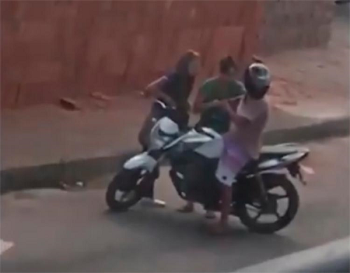 Ação do assaltante foi registrada em uma câmera, que vai auxiliar as investigações (Foto: Reprodução)