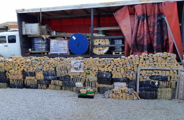 Cerca de 1,8 toneladas da droga era transportada por caminhão do Paraná para Salvador (Foto: Divulgação)