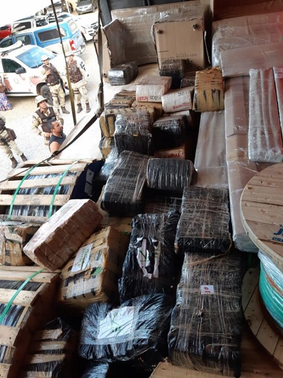 Droga estava dentro de caminhão que aparentemente transportava bobinas de papel (Foto: Divulgação)