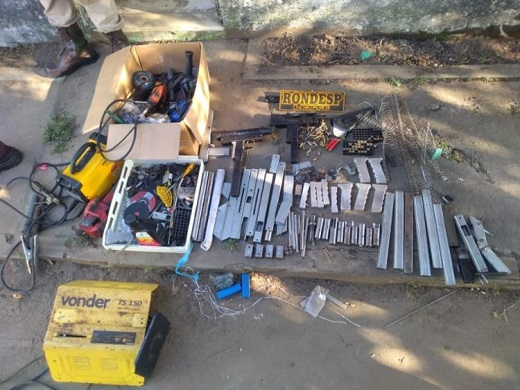 Foram encontrados no imóvel uma submetralhadora, uma espingarda calibre 12, carregadores e peças (Foto: Divulgação)