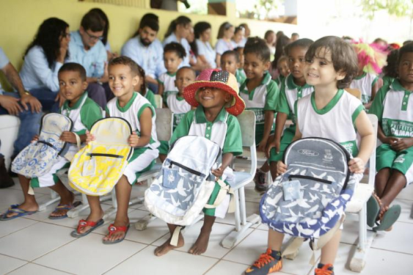 A doação de 10 mil mochilas foi feita, pelo quinto ano consecutivo, pela Ford (Foto: Reprodução)