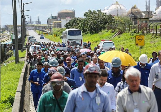 A operação envolve mais de 150 técnicos, brigadistas e profissionais da área médica, 30 viaturas de combate a incêndio, 20 ambulâncias (Foto: Reprodução)