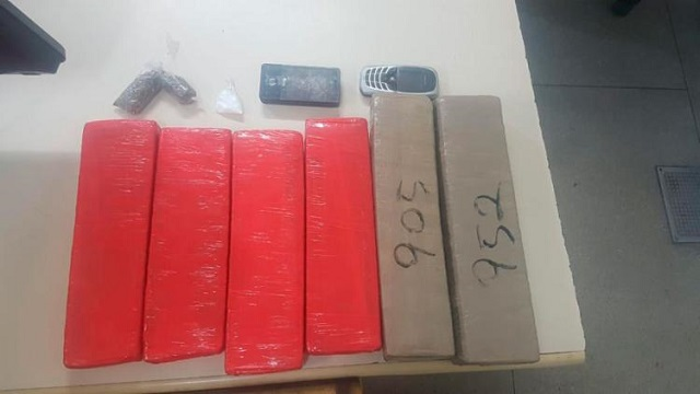 Material apreendido foram encaminhados para a 18ª Delegacia Territorial de Camaçari (Foto: Divulgação) Material apreendido foram encaminhados para a 18ª Delegacia Territorial de Camaçari (Foto: Divulgação)