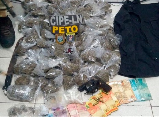 Com os suspeitos foram encontradas porções de maconha, pinos de cocaína e pedras de crack (Foto: Reprodução)