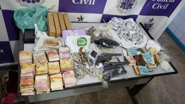 Foram apreendidos R$ 75 mil em espécie, armas, drogas e outros materiais (Foto: Alberto Maraux | Divulgação | SSP-BA)