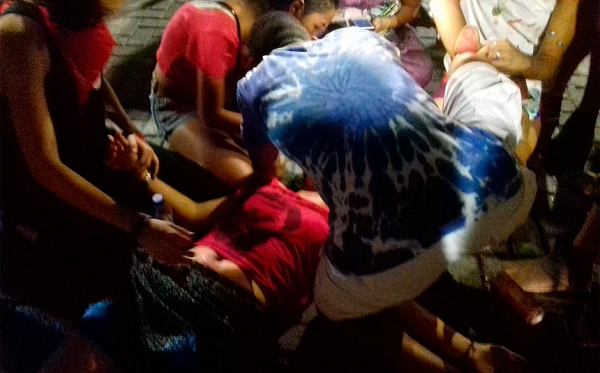 Janaína Barata, 19 anos, que é estudante de Bacharelado Interdisciplinar de Humanidades, na (Ufba), e apoiadora do PT, foi hospitalizada após ser atingida pelo cassetete de um PM no rosto (Foto: Reprodução)