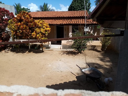 Casa de dona Tatiane Pereira. Que há 11 dias tem que se deslocar, juntamente com o esposo, para a casa de parentes, distante três quilômetros, para tomarem banho quando chegam do trabalho (Foto: Redação | CFF)