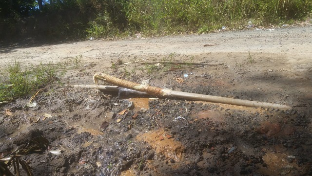 Vazamento d'água identificado pelo CFF - a caminho da casa de dona Tatiana - na Estrada Velha B. Jacuípe/Monte Gordo (na primeira entrada à esquerda, depois da Escola Boa Esperança) (Foto: Redação | CFF)
