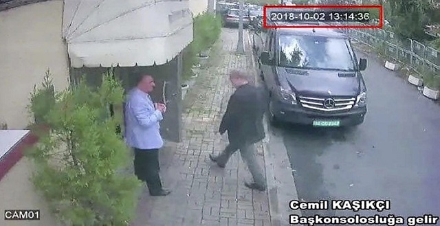 Imagem de câmera de segurança mostra o jornalista saudita Jamal Khashoggi entrando no consulado da Arábia Saudita em Istambul no dia 2 de outubro (Foto: CCTV | Hurriyet via AP) Imagem de câmera de segurança mostra o jornalista saudita Jamal Khashoggi entrando no consulado da Arábia Saudita em Istambul no dia 2 de outubro (Foto: CCTV | Hurriyet via AP)