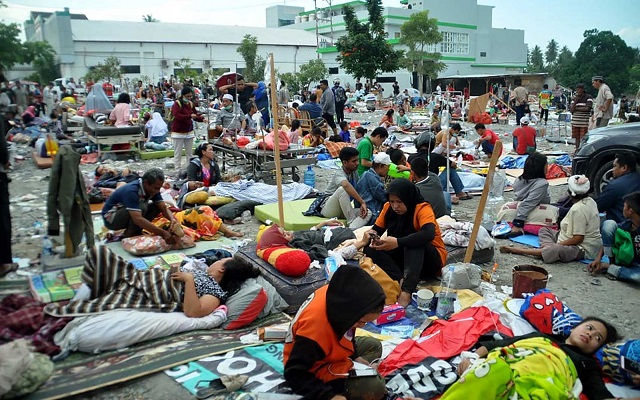 Feridos são atendidos nas ruas de Palu (Foto: Muhammad Rifki | AFP) Feridos são atendidos nas ruas de Palu (Foto: Muhammad Rifki | AFP)