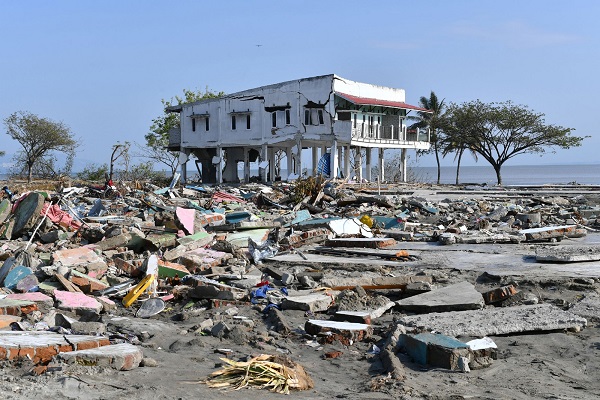 Prédio ficou danificado em meio aos destroços em uma vila de pescadores em Palu, na Indonésia, após região ter sido atingida por terremoto e tsunami (Foto: Adek Berry | AFP) Prédio ficou danificado em meio aos destroços em uma vila de pescadores em Palu, na Indonésia, após região ter sido atingida por terremoto e tsunami (Foto: Adek Berry | AFP)