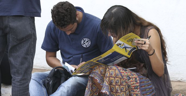 Alunos aguardam abertura de portões para prova do Enem (Foto: Valter Campanato | Arquivo Agência Brasil)