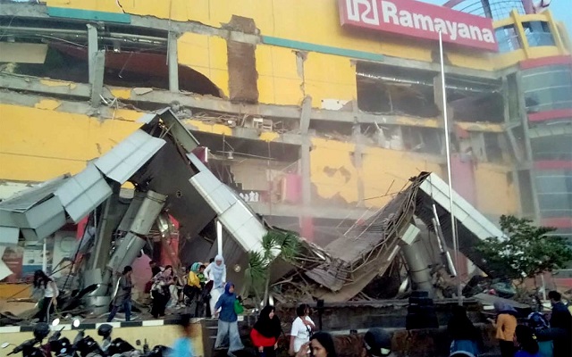 Shopping parcialmente destruído em Palu (Foto: Antara Foto | BNBP | via Reuter) Shopping parcialmente destruído em Palu (Foto: Antara Foto | BNBP | via Reuter)