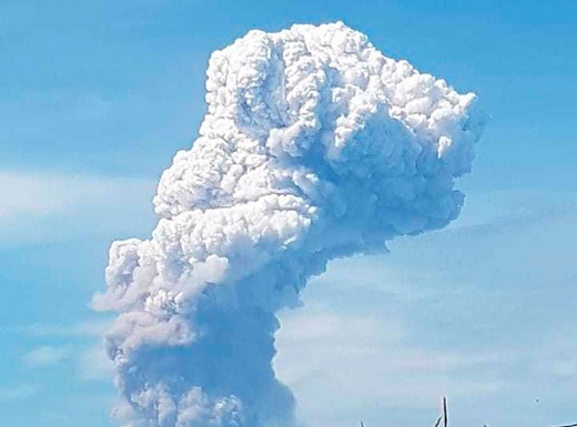 Nuvem de cinzas é vista depois após o vulcão do Monte Soputan, na Indonésia, entrar em erupção nesta quarta-feira (3) (Foto: Hetty Andih | AP) Nuvem de cinzas é vista depois após o vulcão do Monte Soputan, na Indonésia, entrar em erupção nesta quarta-feira (3) (Foto: Hetty Andih | AP)