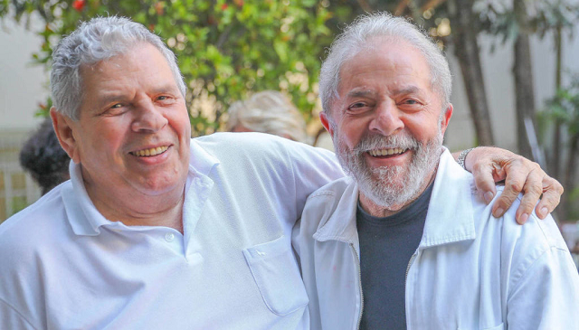 Ex-presidente pediu à Justiça para acompanhar enterro do irmão Vavá, que morreu na terça-feira (29). Corpo de Vavá foi sepultado no início da tarde desta quarta-feira (30) (Foto: Reprodução)