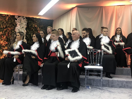 Ao lado de 31 colegas, Simão recebeu diploma de direito (Foto: Ronaldo Daros | RBS TV) 