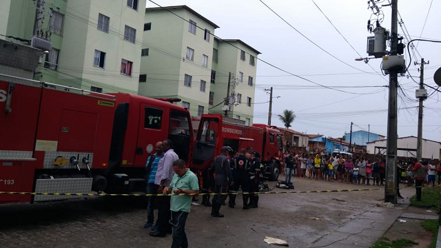 De acordo com os bombeiros militares, duas viaturas de combate a incêndio, uma viatura Plataforma Aérea e uma ambulância foram utilizadas no combate às chamas (Foto: Bombeiros Militares) De acordo com os bombeiros militares, duas viaturas de combate a incêndio, uma viatura Plataforma Aérea e uma ambulância foram utilizadas no combate às chamas (Foto: Bombeiros Militares)