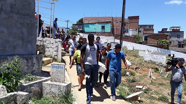 Cortejo com o corpo de Ágatha no cemitério municipal de Pirajá na manhã desta terça (22) (Foto: Bruno Wendel | CORREIO)