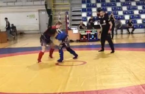 Irina (de vermelho) fazendo luta de pankration (Foto: Reprodução) Irina (de vermelho) fazendo luta de pankration (Foto: Reprodução)
