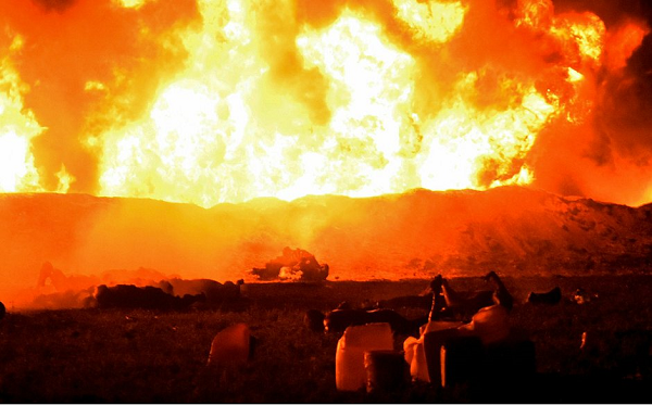 Moradores da região estavam coletando gasolina em baldes e latas de lixo (Foto: Reprodução) Moradores da região estavam coletando gasolina em baldes e latas de lixo (Foto: Reprodução)
