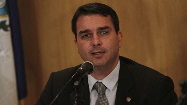 Queiroz e Flávio Bolsonaro: senador eleito pediu suspensão da investigação (Foto: Reprodução)