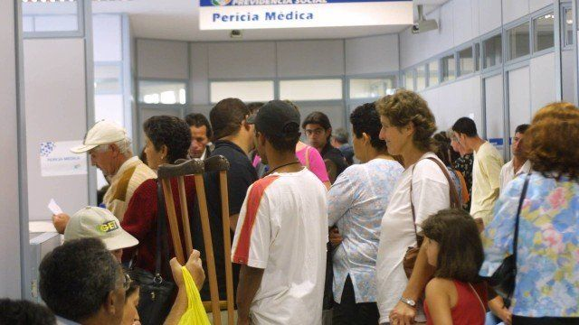 De acordo com especialistas, os segurados devem manter em dia relatórios e exames, para aumentar a possibilidade de manter os benefícios (Foto: Reprodução)