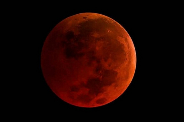 O satélite, na fase de lua cheia, estará completamente envolto em um manto avermelhado ou laranja (Foto: Reprodução)