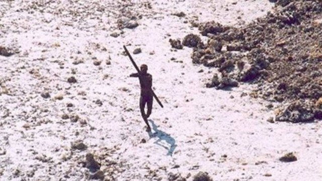 Indígena isolado aponta arco e flecha a 'intruso' em ilha remota do Índico (Foto: Reprodução) Indígena isolado aponta arco e flecha a 'intruso' em ilha remota do Índico (Foto: Reprodução)