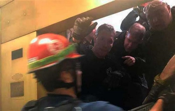 Bombeiros tiveram de fazer um buraco na parede do edifício para chegar até as pessoas (Foto: Divulgação) Bombeiros tiveram de fazer um buraco na parede do edifício para chegar até as pessoas (Foto: Divulgação)