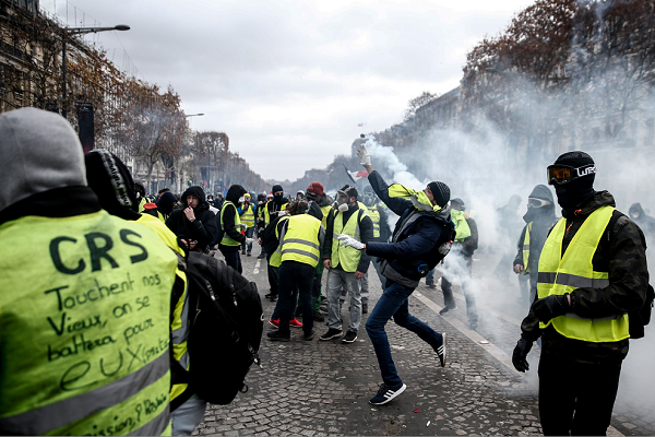 Casataner estimou que havia 10.000 manifestantes de coletes amarelos em Paris, e cerca de 125 mil manifestantes em todo o país (Foto: Sebastien Salom-Gomis | AFP)