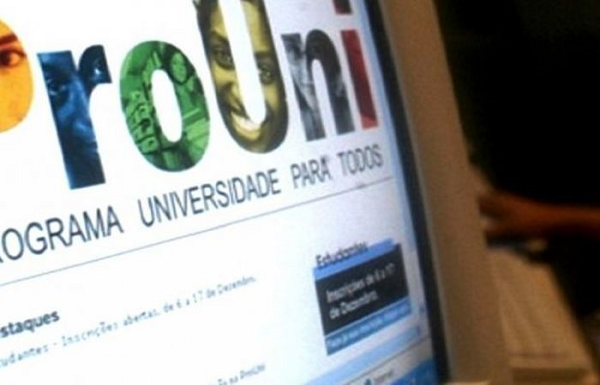 ProUni vai oferecer 243.888 bolsas de estudo em 1.239 instituições particulares de ensino (Foto: Reprodução)